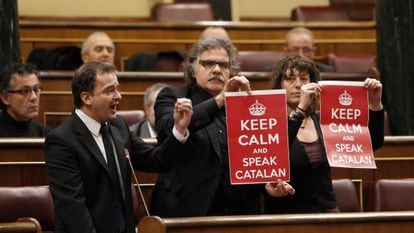 Catalan Republican Left lawmaker Alfred Bosch (l) flanked by members of his party in Congress on Wednesday.