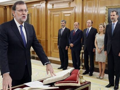 Mariano Rajoy is sworn back in as Spanish prime minister.