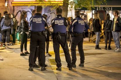 Police break up people drinking on the street in Madrid.
