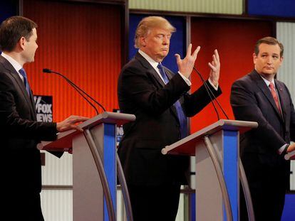 Republican presidential candidate Donald Trump shows off the size of his hands as rivals Marco Rubio (L) and Ted Cruz (R) look on at the start of the Republican presidential candidates debate in Detroit, Michigan, March 3, 2016.