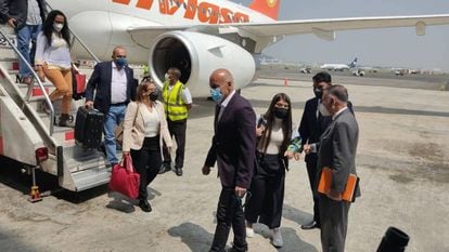Venezuela delegation arrives in Mexico for talks with opposition.