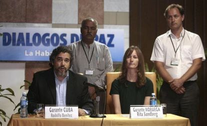 The guarantors from Cuba and Norway at a press conference.