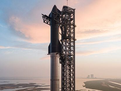 The 'Starship' rocket on the launch pad of the SpaceX base in Boca Chica, Texas (USA).