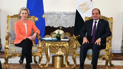 In this photo provided by Egypt's presidency media office, Egyptian President Abdel-Fattah el-Sissi, right, meets European Commission president Ursula Von der Leyen, at the Presidential Palace in Cairo, Egypt, Sunday, March 17, 2024.