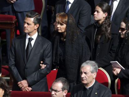 The president of Mexico, Enrique Pe&ntilde;a Nieto, with his wife Ang&eacute;lica Rivera,during Tuesday&#039;s Mass.