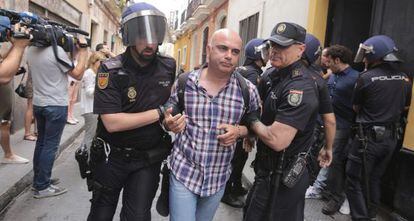 David Navarro, a councilor in Cádiz, was physically removed by the police after trying to stop an eviction.
