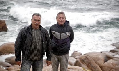 Goose barnacle gatherers Juan José Quiza (l) and Roberto Castro, who helped with the clean-up job.