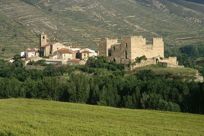 This tiny town of 140 inhabitants in the valley of Cidacos, in Soria’s highlands, joins the Association of Spain’s Prettiest Villages in 2017. Currently, the association represents 44 towns of fewer than 15,000 residents , but the 13 new candidates that have been admitted to this exclusive rural group push the number up to 57 this year. Dating back to pre-Roman times, Yanguas was a feudal village until the 19th century and besides its cobbled streets and drover traditions, there are architectural delights such as the Romanesque tower of San Miguel, which dates back to 1146 and shows influences from Lombardy, the castle and the 15th-century Gothic church of San Lorenzo.