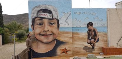 Mural honoring the memory of Gabriel Cruz, made by Mikel Herrero (pictured) and Olaia Chocarro.
