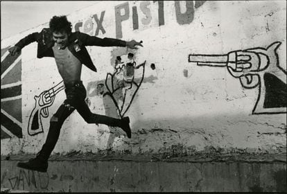 ‘Volando bajo’ (Flying low, 1988). The violence of Latin America’s dictatorships, guerrillas, gangs and street protests are all included in a highly diverse collection of photographs.