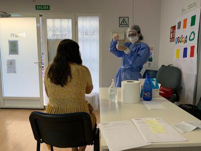 A nurse prepares a coronavirus test in Almería earlier this month.