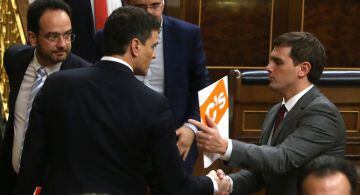 Pedro Sánchez (l) and Ciudadanos leader Albert Rivera have agreed a joint governing program.