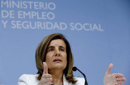Labor Minister F&aacute;tima B&aacute;&ntilde;ez laying out the government&#039;s revised pension reform plan Monday.  