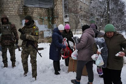 A group of people collect humanitarian aid in the town of Kupiansk (Kharkiv) on November 18.