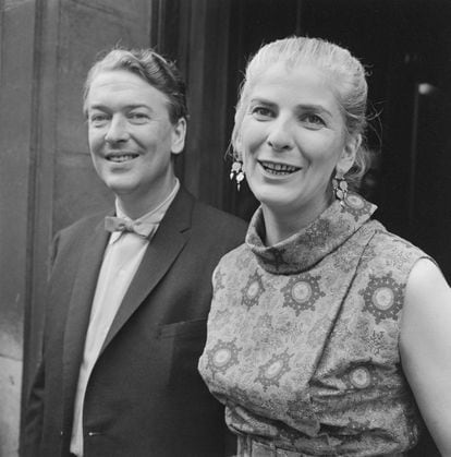Kingsley Amis with Elizabeth Jane Howard in 1965. 