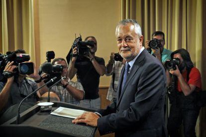 Jos&eacute; Antonio Gri&ntilde;&aacute;n during the press conference in which he announced his resignation.