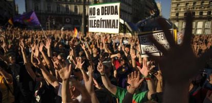 Spain&#039;s &#039;indignant&#039; protesters demonstrate at the Puerta del Sol square in Madrid on May 12, 2013, to decry economic injustice in a show of strength two years after their birth shook the political establishment.  