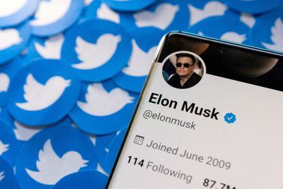 Elon Musk's profile on Twitter on a cellphone.