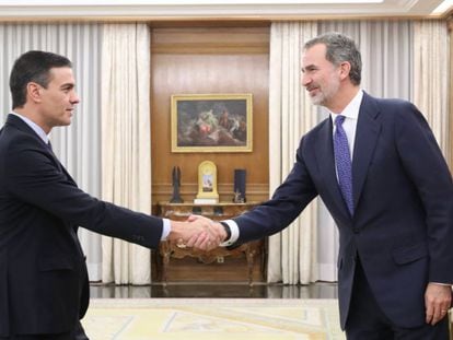 Pedro Sánchez (l) greets Spain’s King Felipe VI on Wednesday.