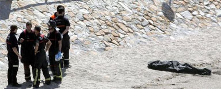 A group of firefighters next to Diego Pérez’s body at Cala Cortina.