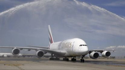 The A380, the largest passenger carrier in the world, arrives in Madrid.