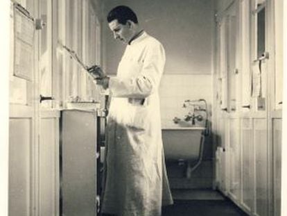 Claus Knapp in his Hamburg laboratory in the 1950s.