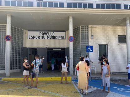 Locals from Benigànim, Valencia wait outside a sports center for PCR coronavirus tests.