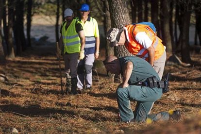 Police and volunteers search for Diana Quer in Galicia last week.