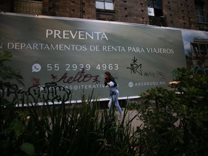 A sign advertising rentals for travelers in Mexico City's Roma neighborhood.