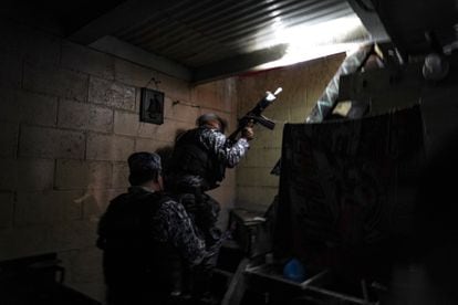 A special forces unit enters a house in San Salvador, on January 31.
