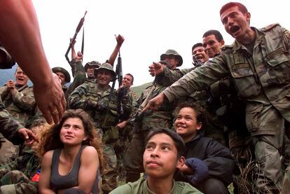 Tres adolescentes capturados por el Ejército colombiano por pertenecer a las FARC