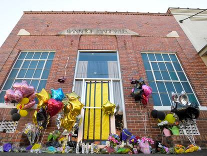 A makeshift memorial is created at the scene of the fatal shooting at a dance studio in Dadeville, Ala., Wednesday April 19, 2023