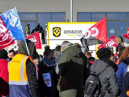 Amazon workers demonstrate outside the San Fernando de Henares warehouse.