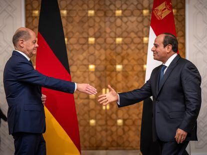 Egyptian President Abdel Fattah al-Sisi (R) shakes hands with German Chancellor Olaf Scholz (L) as he welcomes him for his visit to Cairo, Egypt, 18 October 2023.