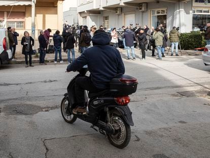 A resident of Campobello di Mazara observes a huddle of journalists and police officers in front of the apartment where Messina Denaro was hiding.