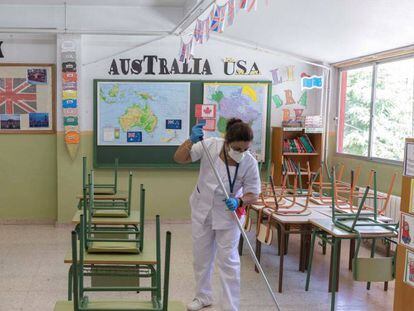 Cleaners working in a classroom at San Juan school in Murcia as part of the new coronavirus routine.