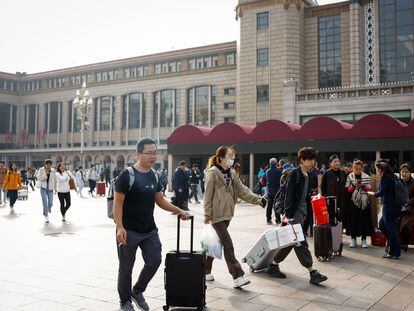 People arrive at the Beijing Railway Station in Beijing, China, 07 October 2023.