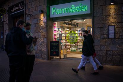 A pharmacy in Barcelona with a sign reading: “We have antigen tests.”