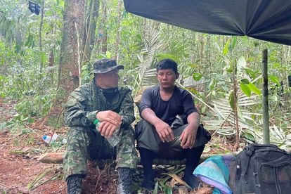 Manuel Ranoque, the father of the four children who disappeared in the jungle, with a soldier.