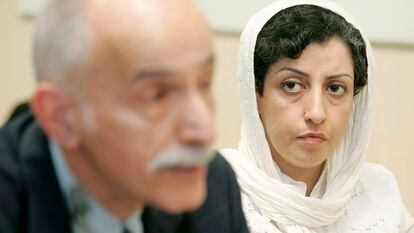 Iranian activist Narges Mohammadi (R) listens to Karim Lahidji (L), president of the Iranian league for the Defence of Human Rights, at the UN headquarters in Geneva, Switzerland, 09 June 2008.