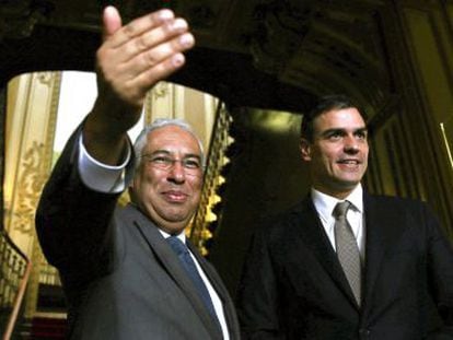 António Costa (l) and Pedro Sánchez in Lisbon on Thursday.