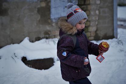 A child at a distribution spot for humanitarian aid in the town of Kupiansk (Kharkiv).