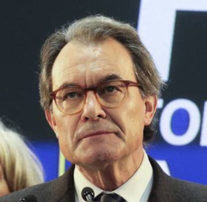 Former Catalan premier Artur Mas has been barred from office for two years over his involvement in an unofficial regional independence poll in 2014.