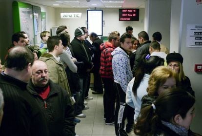 People inside an employment office in Jaén.