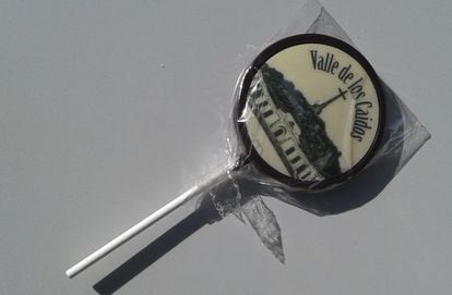 This chocolate lollipop of the Valley of the Fallen is priced at €1.75