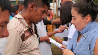 A youngster reads a letter to a former guerrilla.