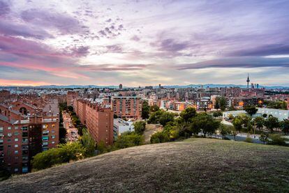 The Cerro del Tío Pío park, which is located at the top of seven hills, is considered one of the best places to see a panoramic view of Madrid. Until the 1980s, it was a marginalized area home to public housing. Since then however, it has been transformed into a popular, green park. The view, which is completely off the tourist track, is located in the Vallecas neighborhood and can be reached via the Madrid Metro (Line 1, Portazgo and Buenos Aires stops).