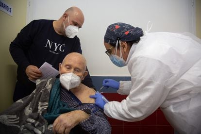 A health worker vaccinates a patient in Badajoz.