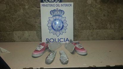 A Hungarian woman traveling from São Paulo was discovered to have more than half a kilogram of cocaine hidden in the soles of her training shoes.