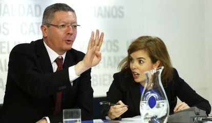 Justice Minister Alberto Ruiz-Gallardón with Deputy PM Soraya Sáenz de Santamaría.